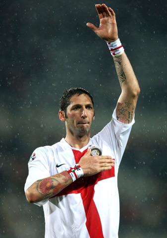 哈登率快船在常规赛中单挑魔术，连续4场得分超28分，但球队仍落后较大。（哈登率快船常规赛对阵魔术，连4场28+仍难阻球队大比分落后）