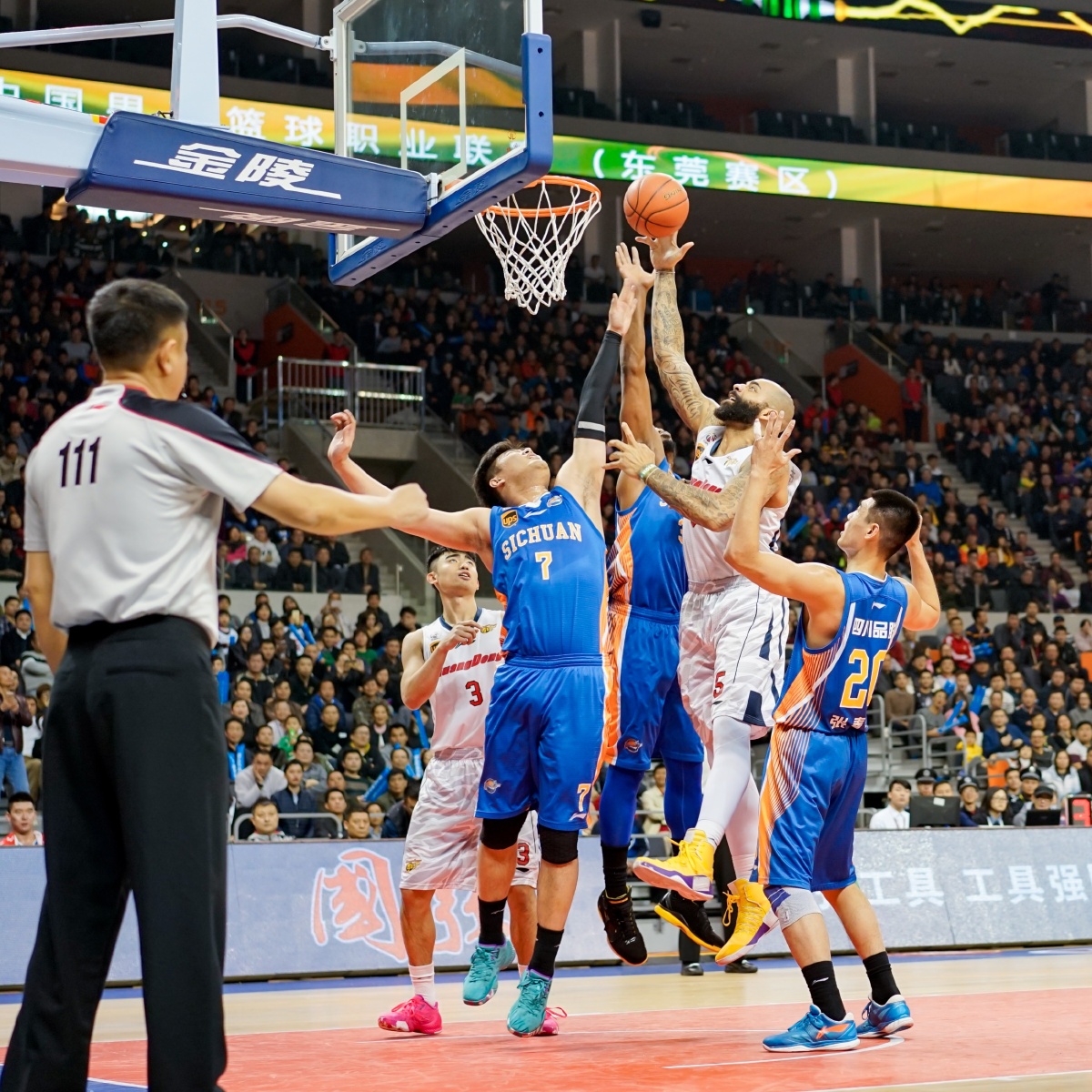 官方：孔蒂当选2025意足球盛典最佳教练，那不勒斯最佳俱乐部（2025意大利足球盛典：孔蒂荣膺最佳教练，那不勒斯获评最佳俱乐部）