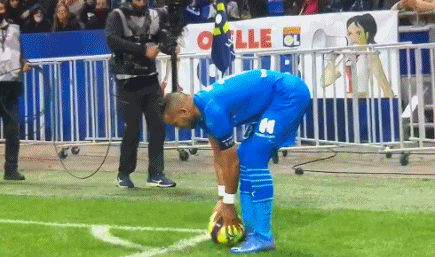 斯洛特：这点球在英超可能不会判；萨拉赫？今晚属于在场球员（斯洛特：这种点球在英超或不会被判；谈萨拉赫：今晚属于在场球员）