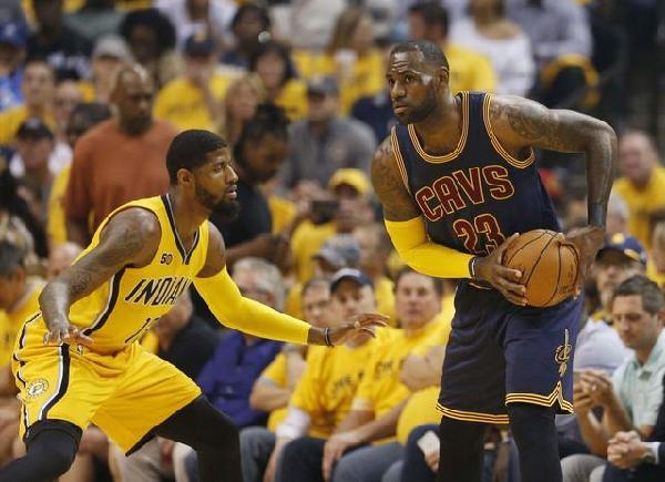 米体：斯帕莱蒂考虑放弃无锋阵，重新启用2名进攻中场+1名中锋（米体：斯帕莱蒂或弃用无锋战术，改用双前腰配单中锋）