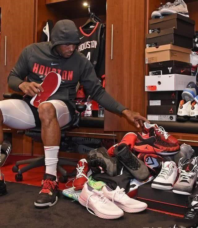 湖人浓眉哥篮下统治力助球队获胜（浓眉篮下称霸助湖人取胜）