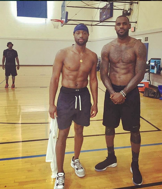 惊险一幕，马竞女足球员梅迪纳头部被膝盖撞到后失去意识（马竞女足惊魂一刻：梅迪纳头部遭膝撞后一度失去意识）