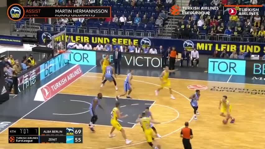 莫雷诺：第一天到米兰我还穿着卡通内裤，结果队友们都穿名牌（莫雷诺回忆初来米兰：我穿卡通内裤，队友全身名牌）