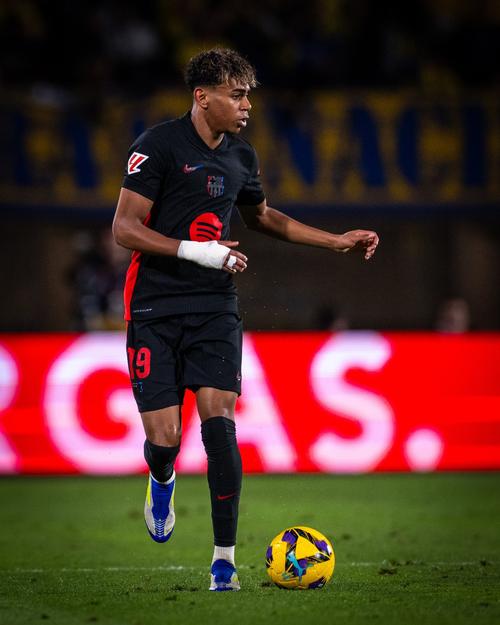 德媒：于帕梅卡诺认为自己最近表现很好，值得一份高额签字费（德媒：于帕梅卡诺称近期发挥出色，理应拿到高额签字费）