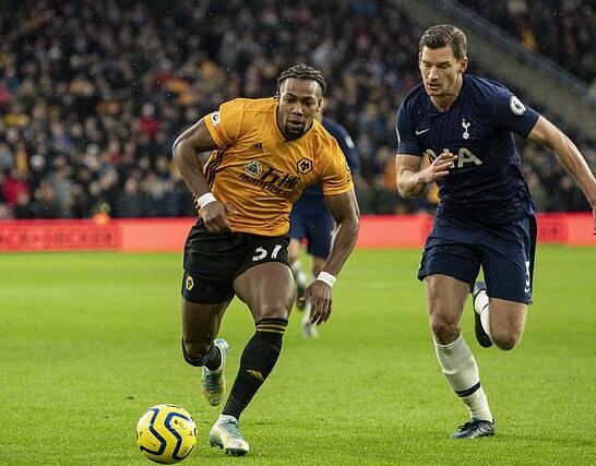 泰州举办“苏超泰州英雄大会”，市民夹道欢迎泰州队将士凯旋（泰州举行“苏超泰州英雄大会”，市民夹道相迎泰州队凯旋）