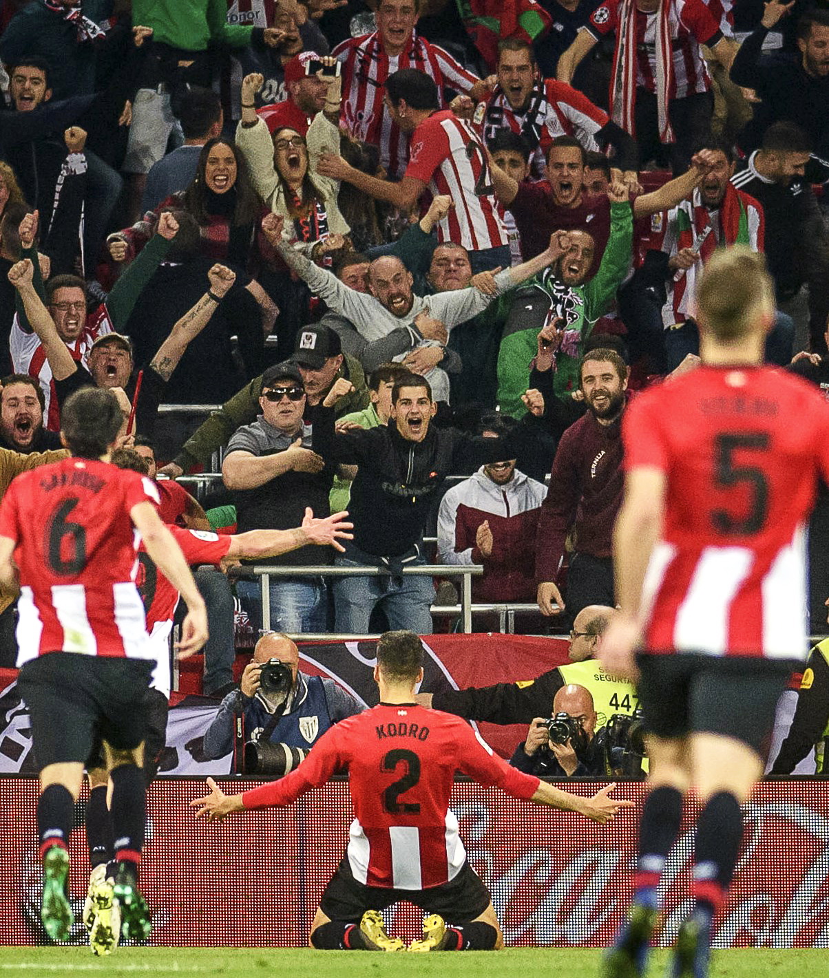 佛罗伦萨连续8场不胜，赛后哲科拿着扩音器与球迷沟通（佛罗伦萨八场不胜，哲科赛后持扩音器与球迷交流）