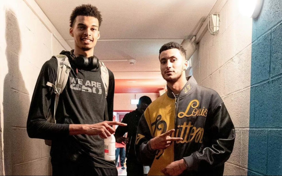 梅西职业生涯获得13座联赛冠军：西甲10冠、法甲2冠、美职联1冠（梅西生涯联赛13冠：西甲10冠、法甲2冠、美职联1冠）