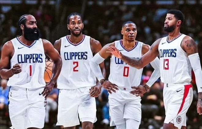 欧冠赛前穆里尼奥与两名昔日弟子重逢，并亲吻了斯内德的光头（欧冠赛前，穆里尼奥与两位旧将相聚，还亲吻斯内德的光头）