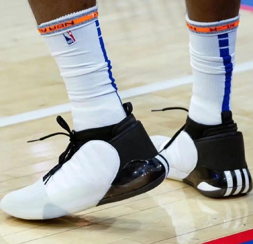 爱德华兹生涯已101次单场得分30+，追平唐斯并列队史第一（爱德华兹生涯第101次单场30+，与唐斯并列队史第一）