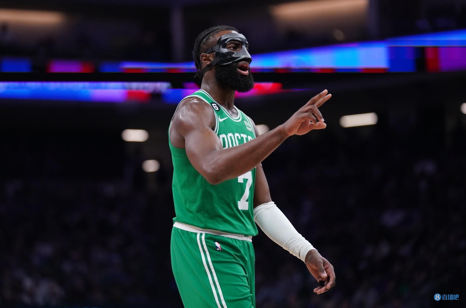 8万人前，21岁克星羞辱皇马：将球带进球门！ 阿隆索已难逃下课？（8万观众见证，21岁新星盘带破门成皇马克星！阿隆索帅位告急？）