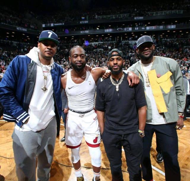 网红“小溥仪”现场观战北京国安比赛，与张稀哲合影留念（网红“小溥仪”亲临现场观战北京国安，与张稀哲合影）